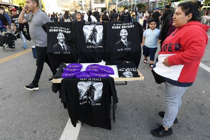 去世后还被继续消费？盗版周边满天飞，时装周摆直升机太讽刺