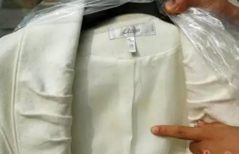 放久的白衣服发黄了怎么可以洗白,衣服发黄怎么办一招干净如新