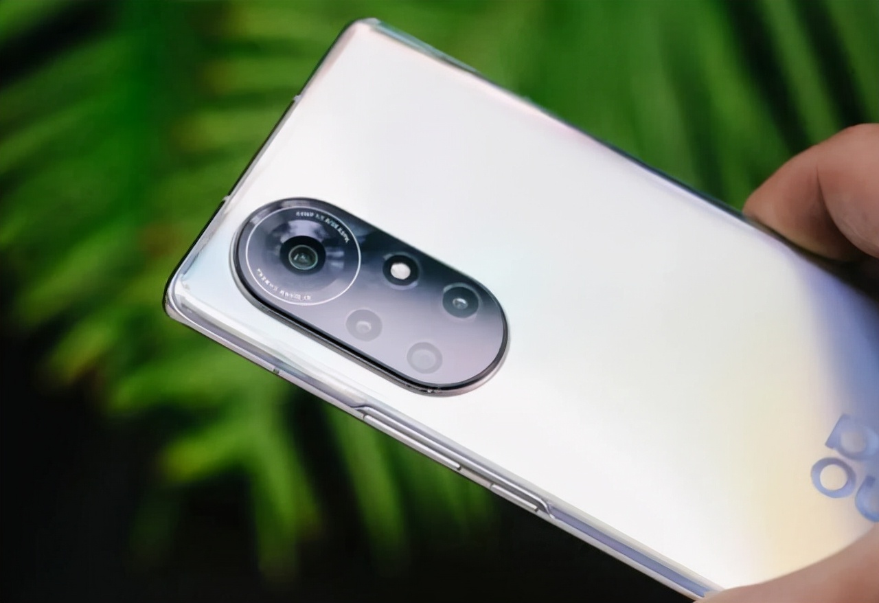 华为5g手机和iphone13,苹果首款5g手机价格大跳水