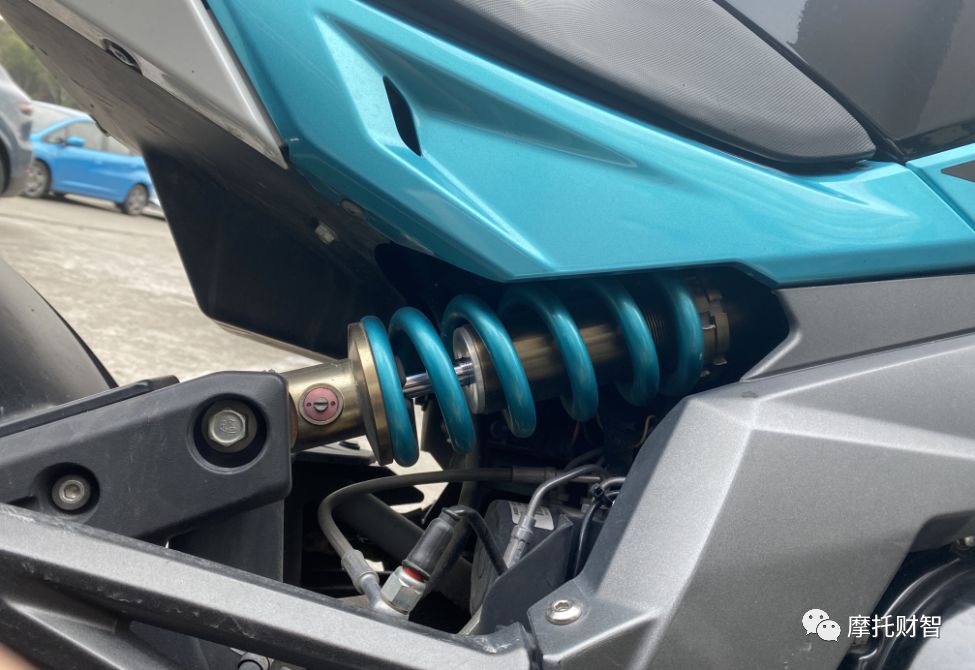 400排量颜值担当,春风400nk和ktm250duke哪个好