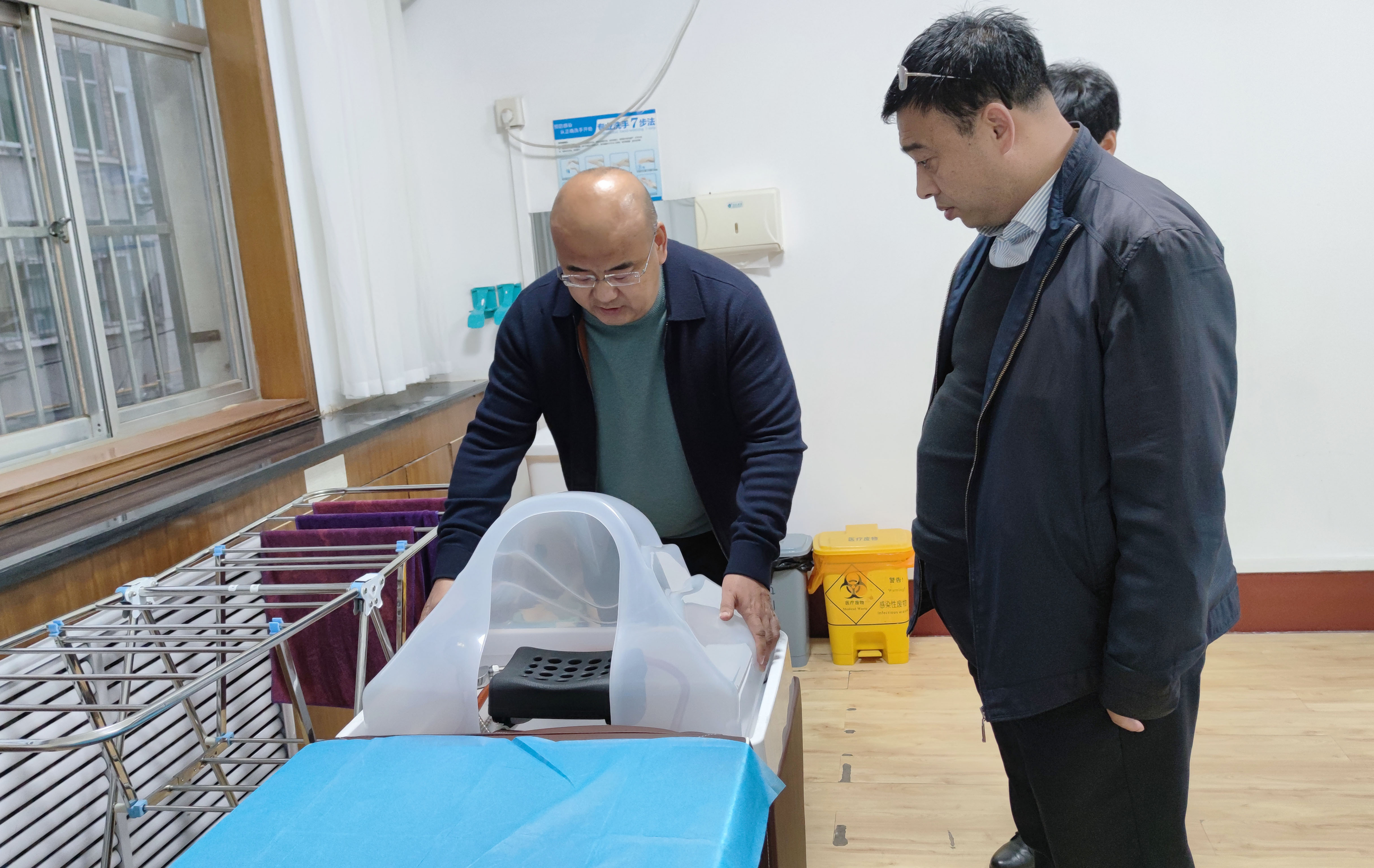 渭南市卫健局副局长徐萌新莅临渭南海成皮肤专科医院调研指导工作