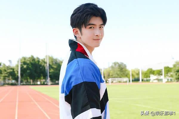 杨幂模仿华晨宇,杨幂模仿小黄人