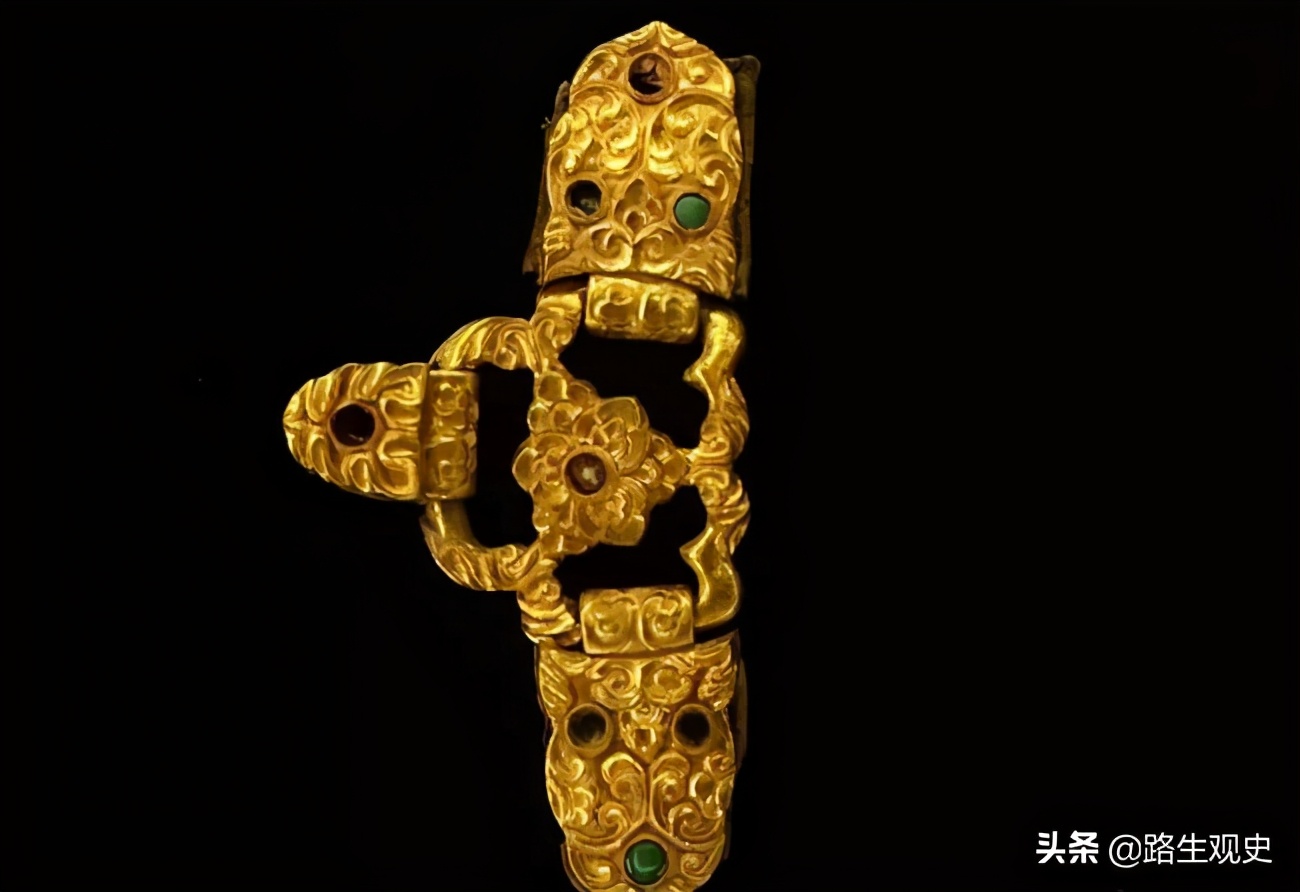 马步芳盗挖青海都兰古墓，派1个工兵营进驻，拿走金银器留下丝绸