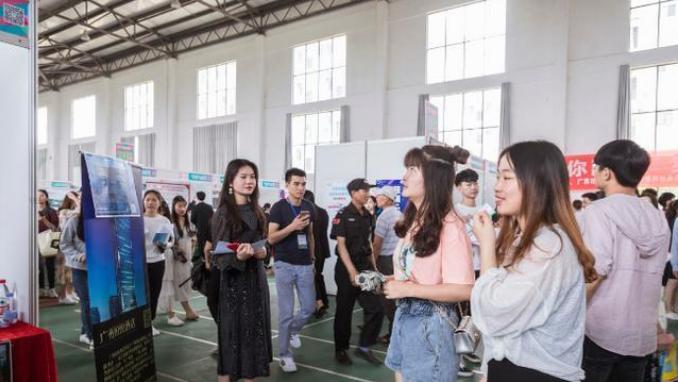 女研究生找不到工作流落街头,女研究生哭诉找不到工作