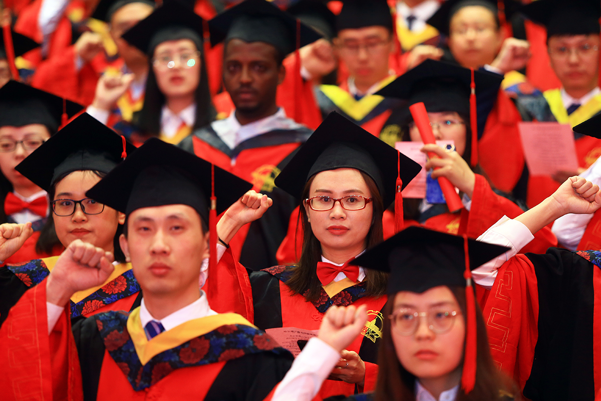 211博士毕业后的出路,博士毕业为什么都去高校工资低