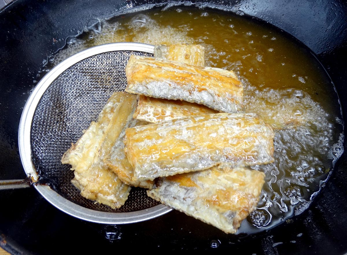怎样煎出的带鱼金黄酥脆不粘锅,腌制好的带鱼怎么炸不碎不粘锅