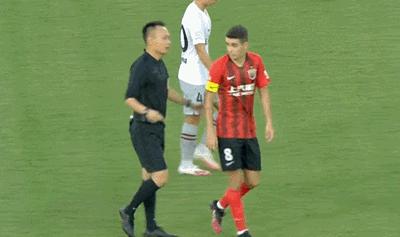 囧!海港外援奥斯卡跳水骗点失败还表达不满,不料1秒后遭打脸