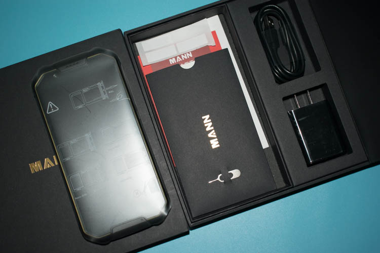 手机掉水里当场拿起来,手机掉入水中还可以正常使用