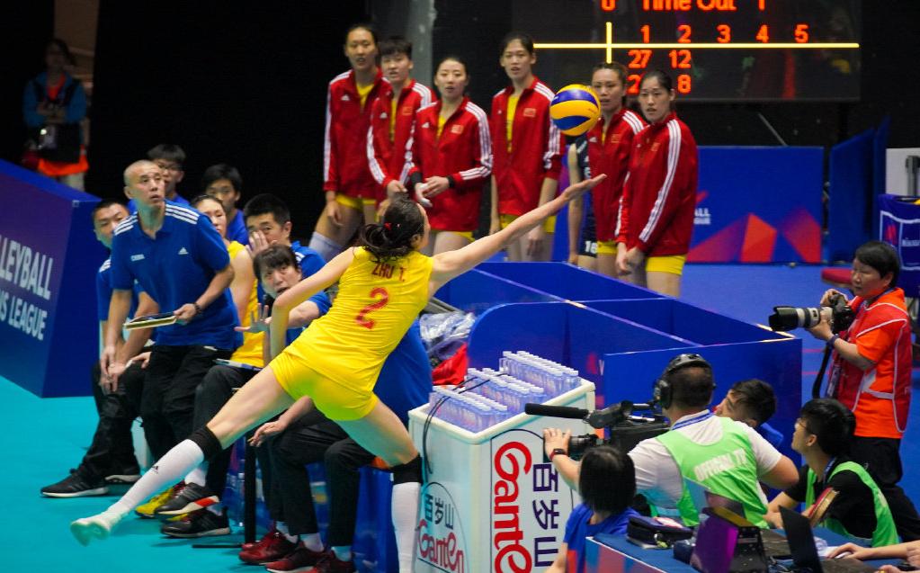 朱婷飞奔场外救球传承女排,朱婷救场