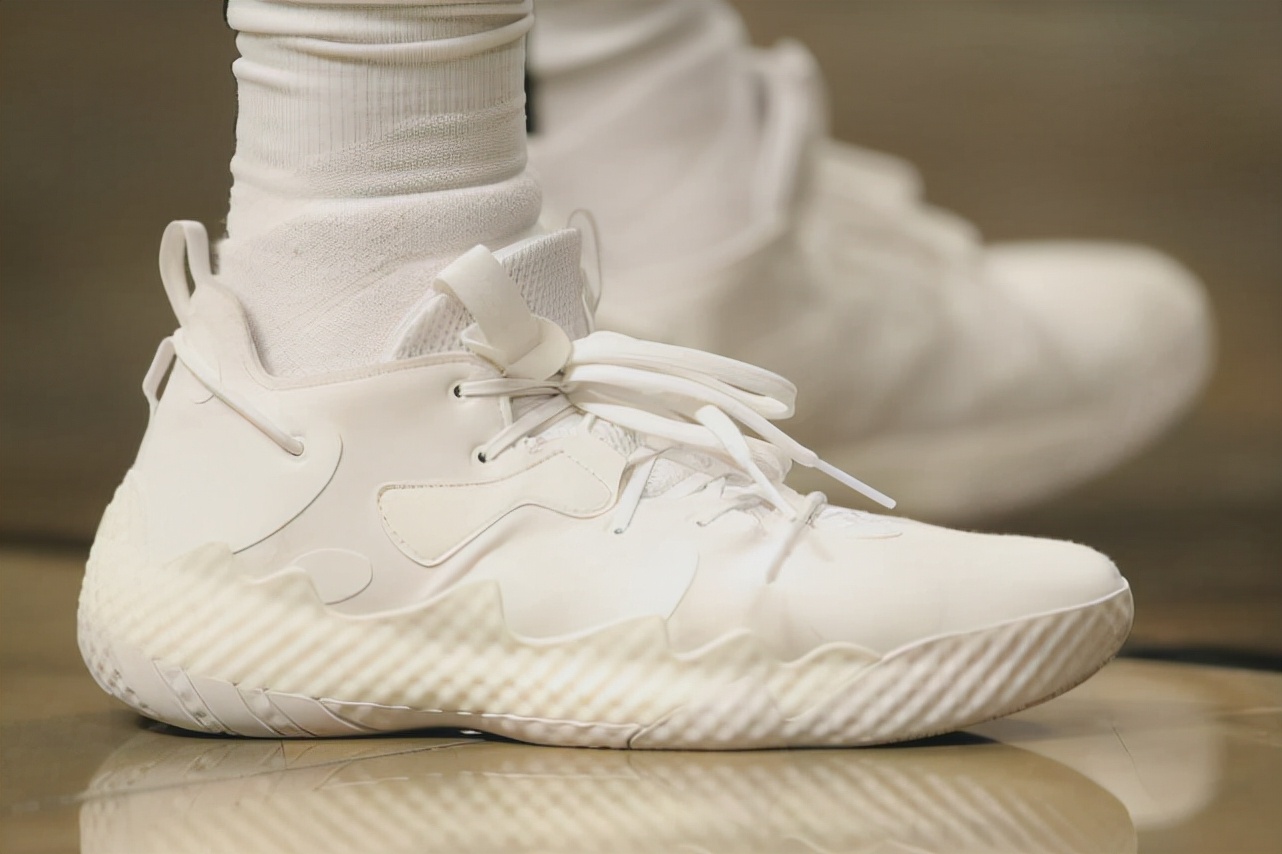 一周打三次球外场篮球鞋耐克,阿迪达斯一周鞋