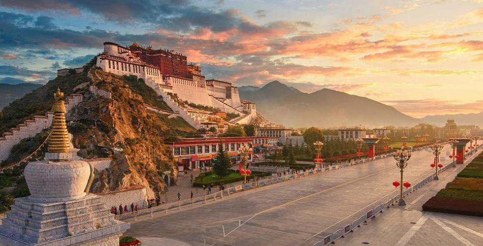 布达拉宫朝圣者视频,世界屋脊明珠西藏拉萨布达拉宫