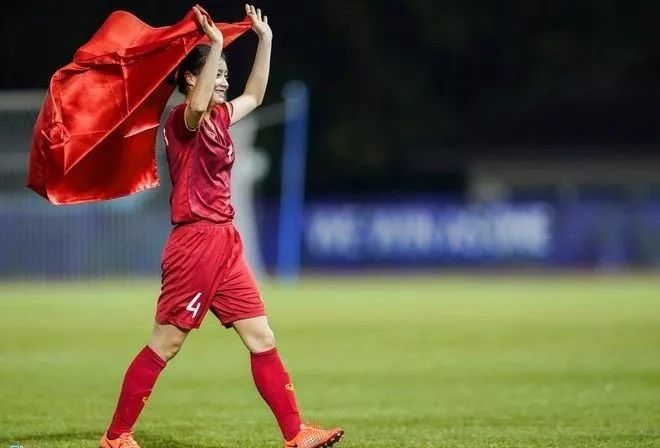 越南足球美女很火的,女足越南队