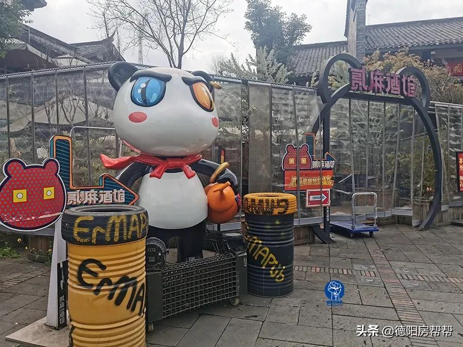 在这些酒精浓度50°的德阳街头，“耍家们”找到了商机