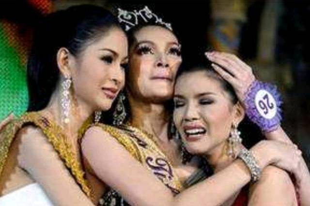 当年中国男子不顾家人反对，坚持娶了泰国人妖皇后，现在生活怎样