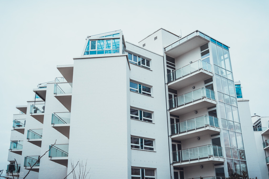 顶楼跟顶楼到底买哪个好,买顶楼房子有什么优缺点