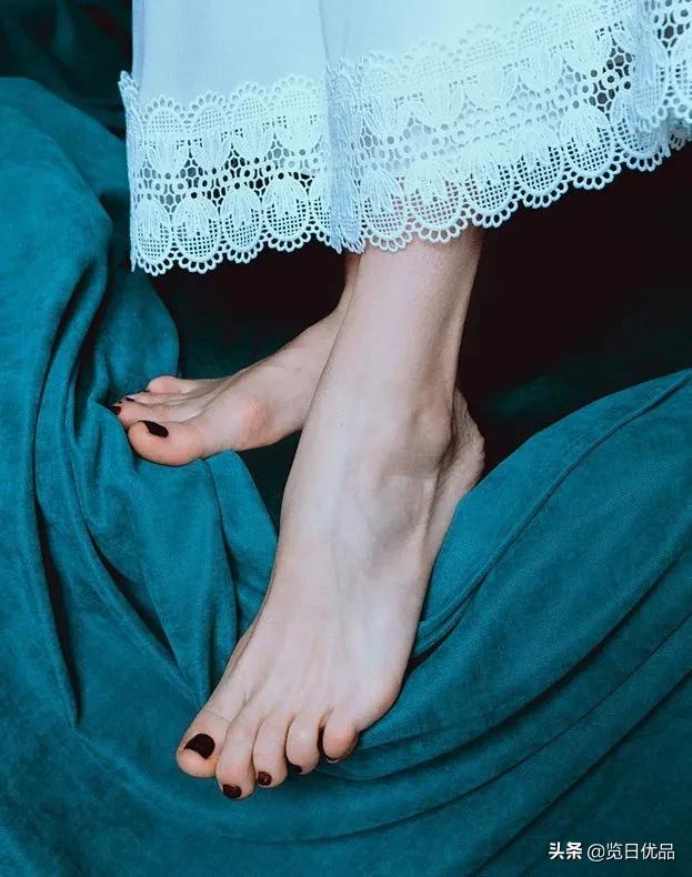 爽炸了!干丑裂的脚皮,一张完整撕掉,敢跟婴儿比姣嫩!