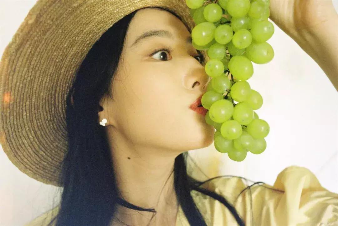 刘亦菲晒出游美照超迷人,32岁刘亦菲久违晒出最新美照