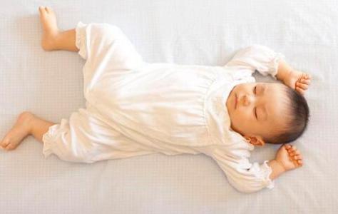 宝宝哭闹，蹬腿，脸通红？孩子发生肠胀气了，教你7招来应对