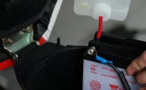 摩托车电瓶长期不用没电怎样修复,摩托车电瓶打不着火修复教程