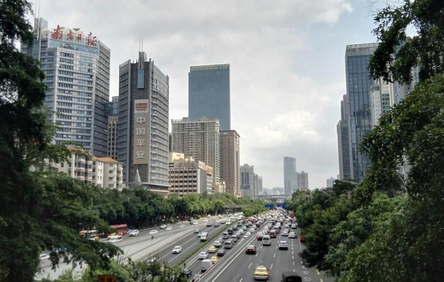 广州三条宽阔的城市大道,长度都超过十公里,能跟深圳道路媲美吗