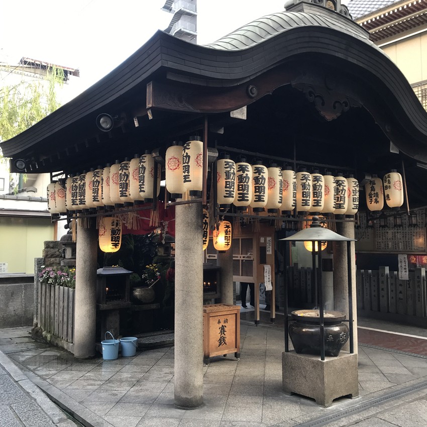 闭着眼睛也能随便过关,闭着眼睛也能玩手机