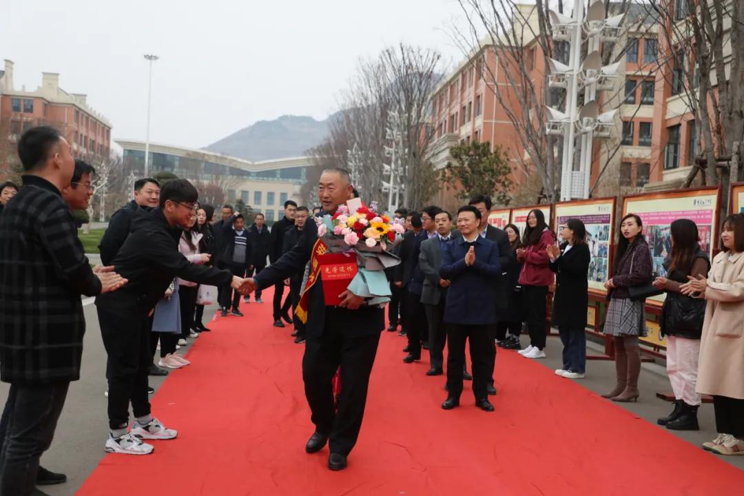 枣庄翔宇中学召开教职工例会暨李群谋主席光荣退休欢送会