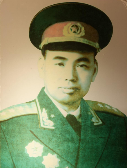 *世友许**嗜酒如命，和毛主席“约法三章”，被周总理喝得滑到桌子下