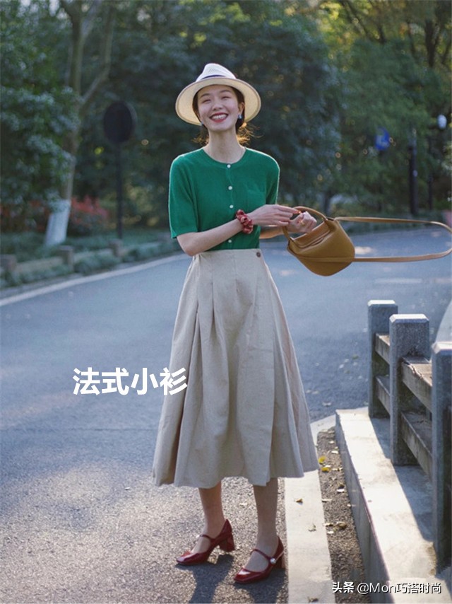 米色休闲半身裙怎么搭配上衣,夏日米色半身裙怎么搭配上衣