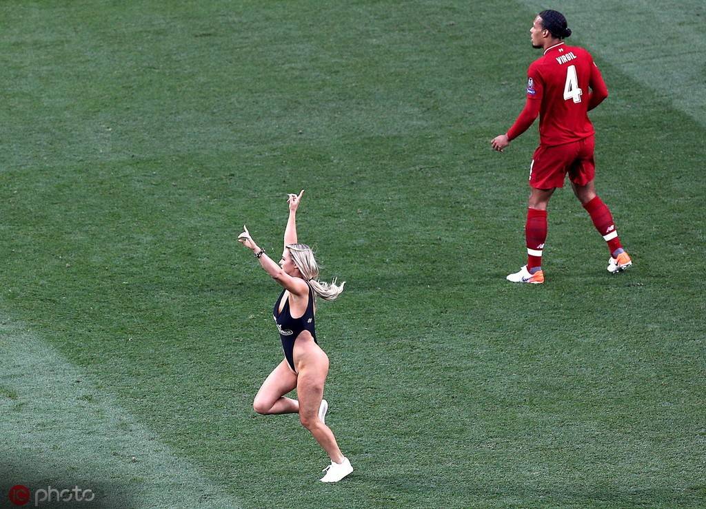 女球迷冲进欧冠决赛场内视频,疯狂的女球迷