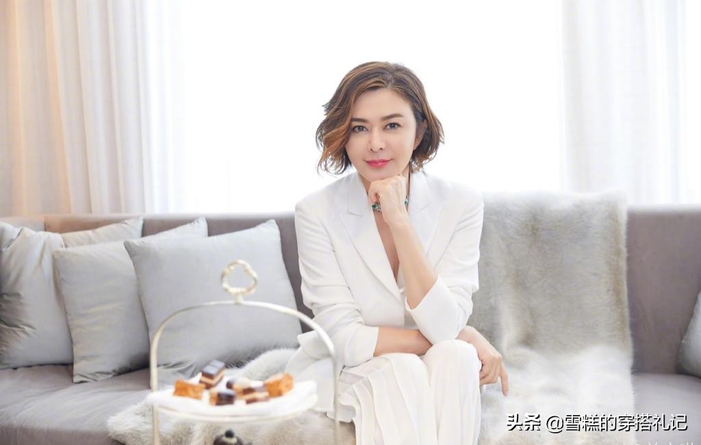 适合发量少的45岁的短发,长卷发和短发哪个更减龄