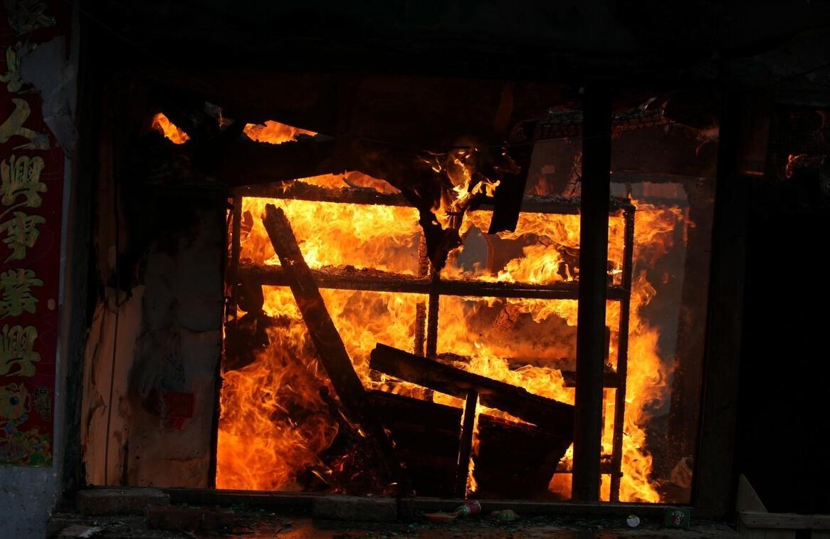 孤儿被收养哭了,孤儿被收养后本以为可以改变命运