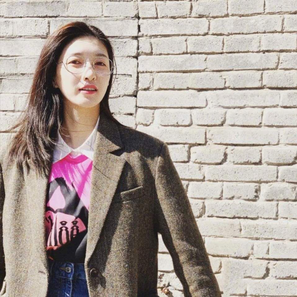 江疏影穿浅绿色,江疏影内搭荧光绿