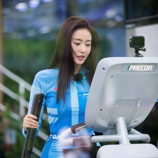 女明星爱脸有多疯狂？张天爱化妆台价值连城，连睡觉都要开美容仪