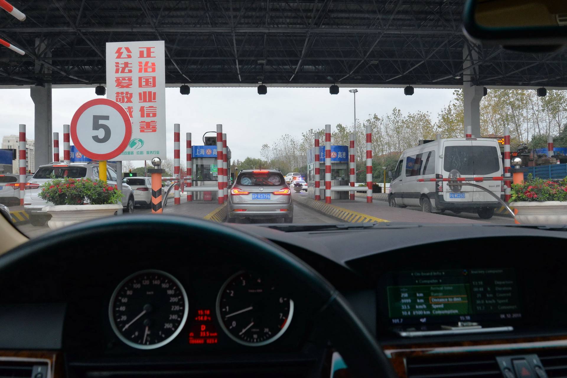 11万出头宝马5系，有电视带冰箱，顺丰小哥难自拔「路试笔记」