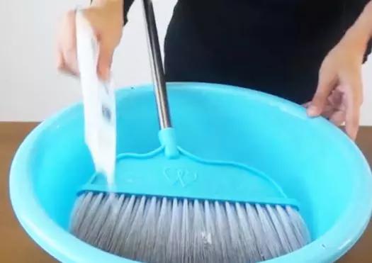 怎样把布扫把洗得干干净净,清理扫把小窍门