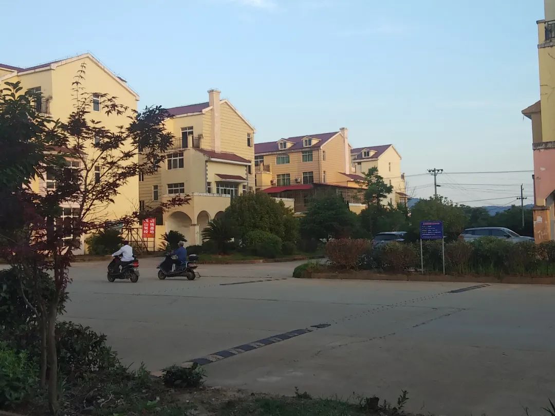 鄱阳这个镇的新区路好，又是行政中心，为何人烟少、店铺闲置多？