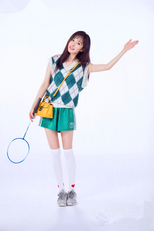 杨幂黑白袜穿搭,杨幂穿黑皮衣裙配网袜又潮又个性