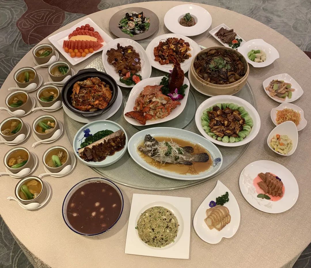 静安繁华市中心酒店人均¥125起！脆皮炸乳鸽、香酥鸭令人疯狂