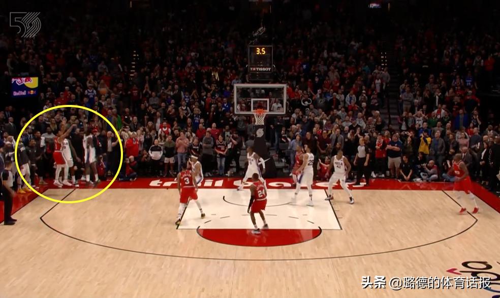 教科书式发球战术,小西蒙斯勾手绝杀