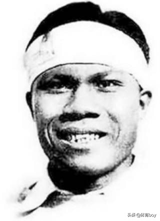 赛场上的他依旧兢兢业业,奥运赛场他一枪绝杀逆转夺得首金