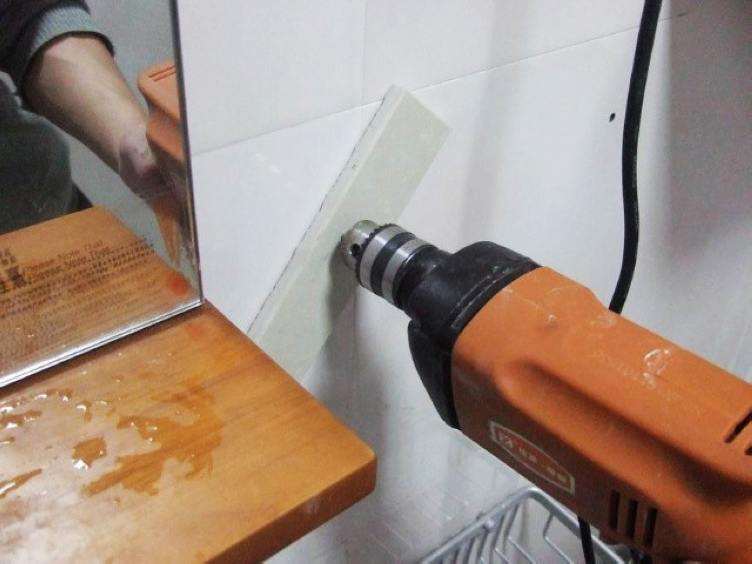 瓷砖打孔总开裂，老师傅：做好这4步开孔平整不裂砖，省力又美观