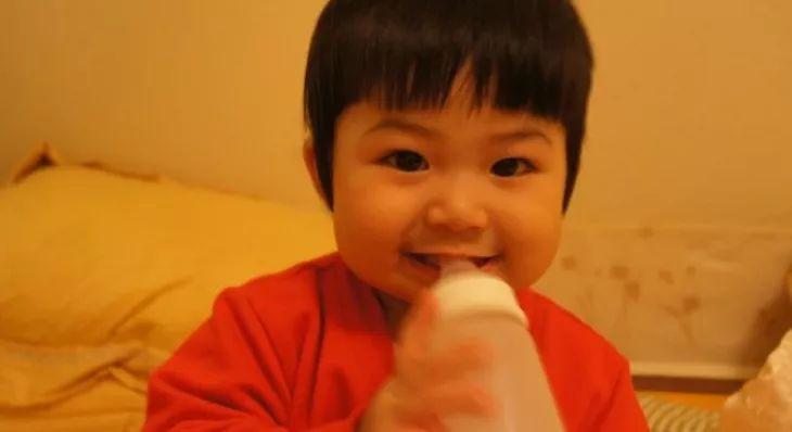 换牙门牙缝隙多大算正常,小孩换牙的门牙缝隙大图片