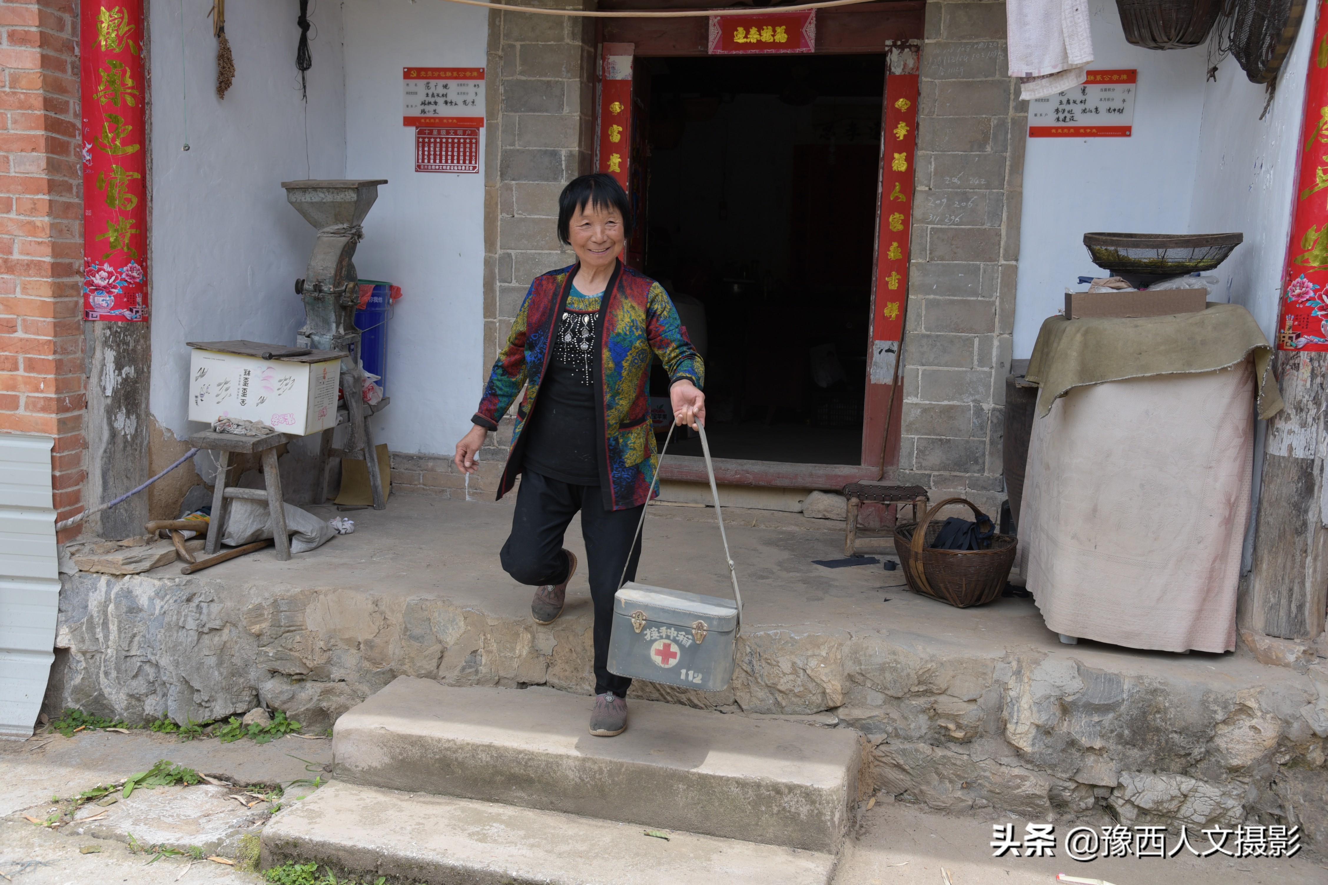 老村医治好脉管炎,两兄弟拿万元酬谢,他仅从毛票中抽出80块