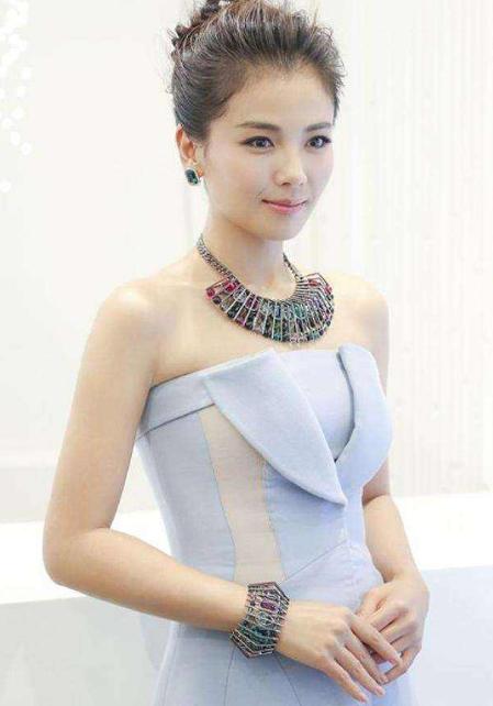 刘涛被离婚？只因42岁的她太美，豪气的首饰演绎怦然心动的时尚美