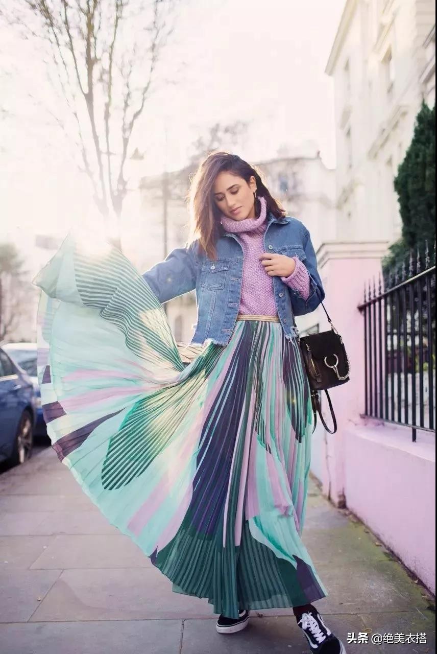 百褶裙的夏天穿搭方法,秋季百褶裙的穿搭方法长款