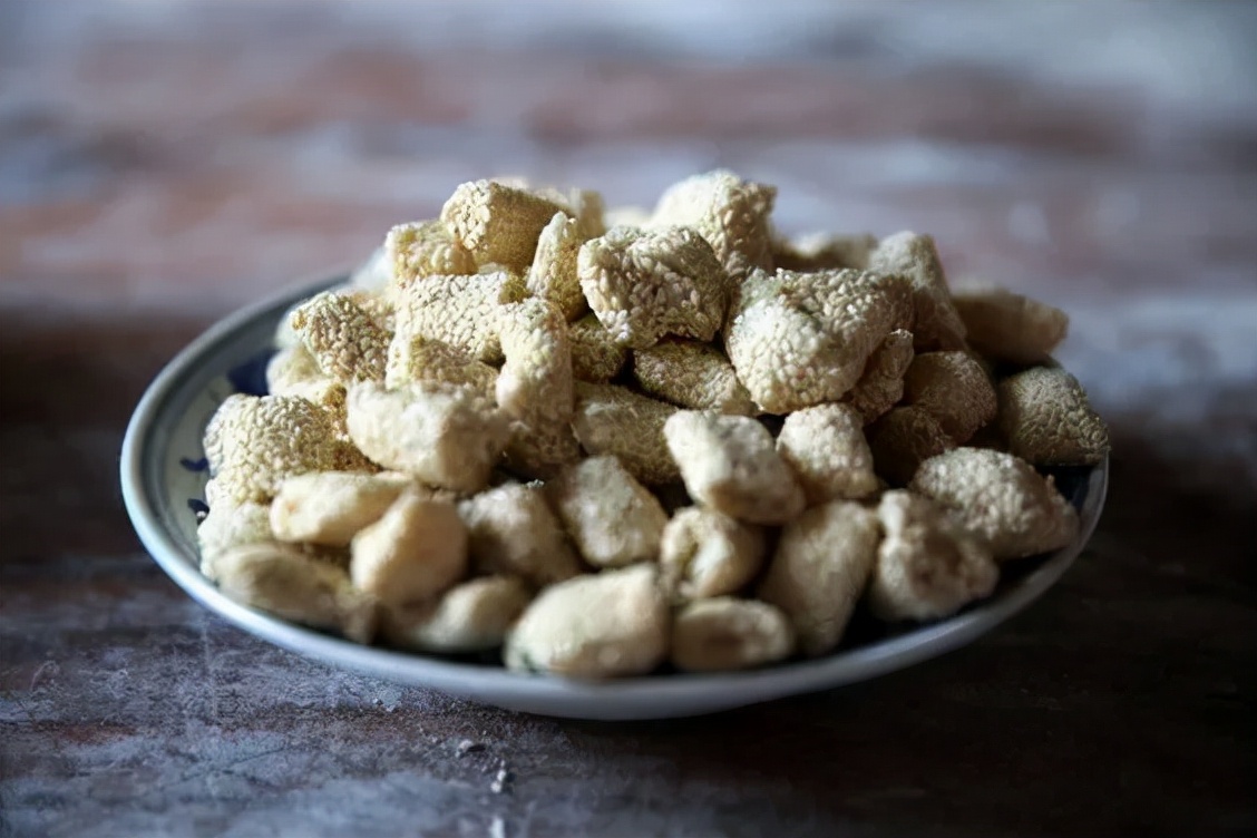 南货店的学徒，知道陆稿荐的酱鸭夫妇合起来就一副眼睛