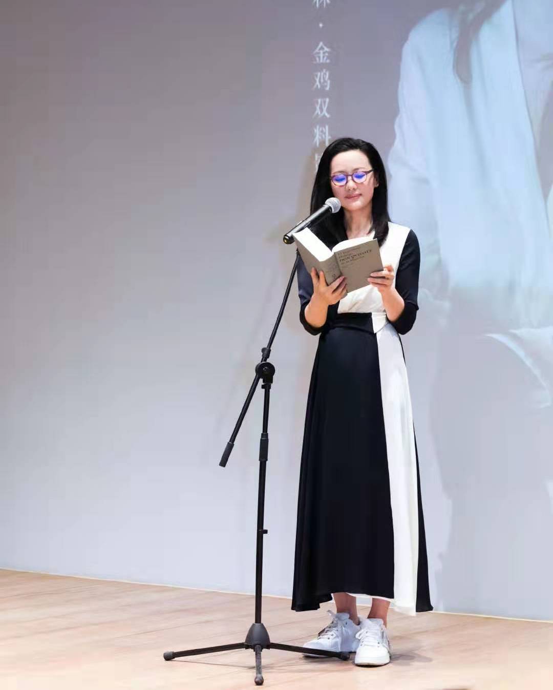 40岁女人穿不显胖的裙子,40岁徐静蕾穿衣搭配