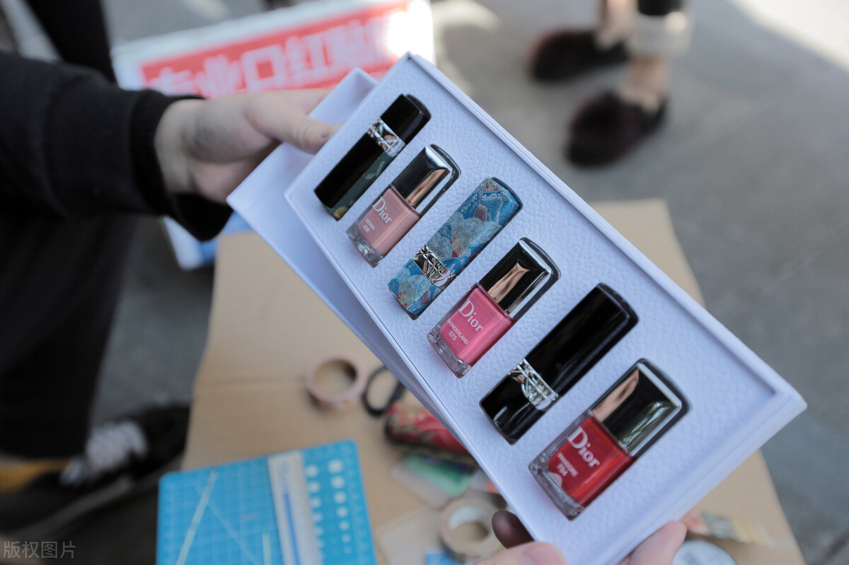 小伙摆地摊一晚赚1000,小伙摆地摊卖水果一个月赚8万