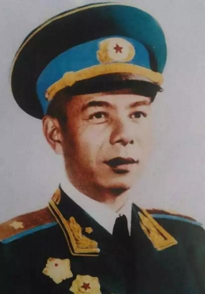 1955年授衔，毛*东泽**看到了熟悉的面孔，走过去说：你成为少将了？