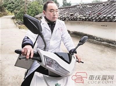 公交车坠江完整视频公交车翻车,2018年公交车司机开车坠江事件